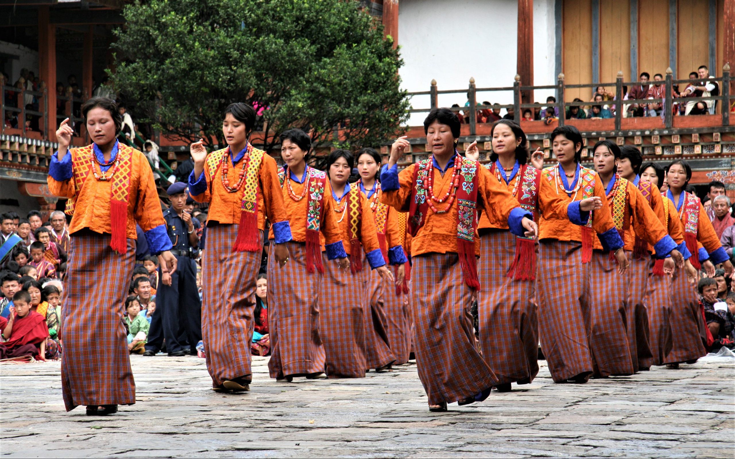 Бутан индия. Непал и бутан. Kumari Непал культура. Непал праздники. Непал танцы.